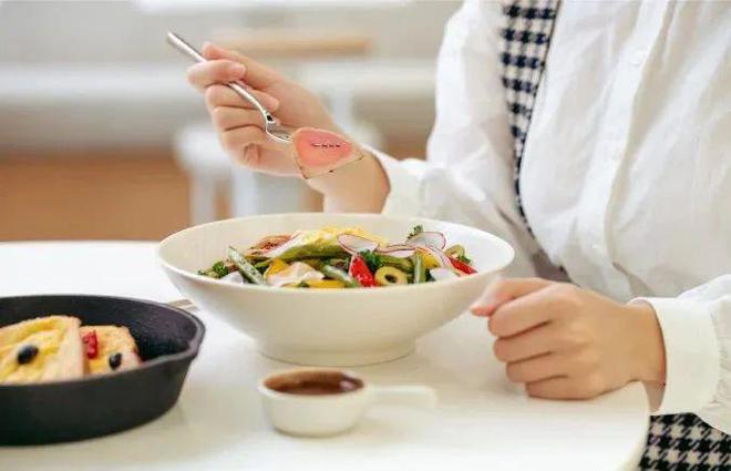 当“卡路里”变成社交货币这些品牌正用「跨界轻食」收割年轻人(图12)