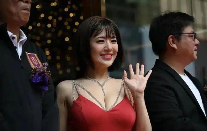 九游体育：42岁苍井空老师红色性感裙子亮相童颜巨乳少女感满满(图1)