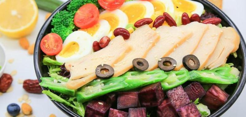 九游官网入口：如何在“五一”假期实现健康饮食？年轻人的轻食与植物饮品趋势揭晓！(图1)