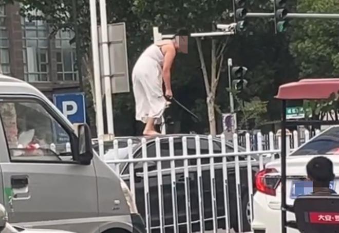 九游体育：女子持械当街打砸多辆轿车官方通报：系精神病发作家属愿意承担赔偿(图3)