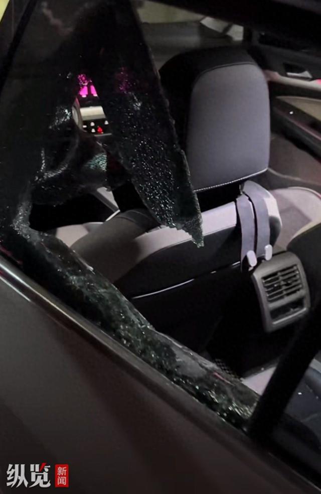 九游体育：女子持械当街打砸多辆轿车官方通报：系精神病发作家属愿意承担赔偿(图4)