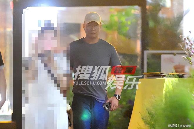 胡军餐厅会友 饭后身板笔直摆臂超有气势(图3)