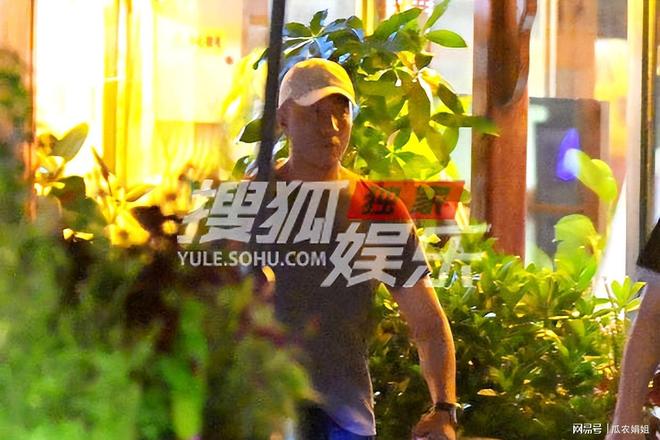 胡军餐厅会友 饭后身板笔直摆臂超有气势(图2)