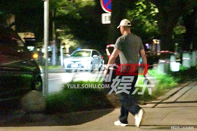 胡军餐厅会友 饭后身板笔直摆臂超有气势(图4)