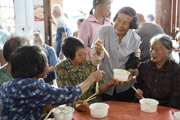 集体经济反哺民生 贵港市永福村爱心食堂揭牌开业(图2)