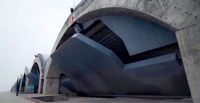 俄罗斯轰炸机“傻呵呵”露天停放被乌军击中41架是因为遵守美俄New-START规定？(图15)