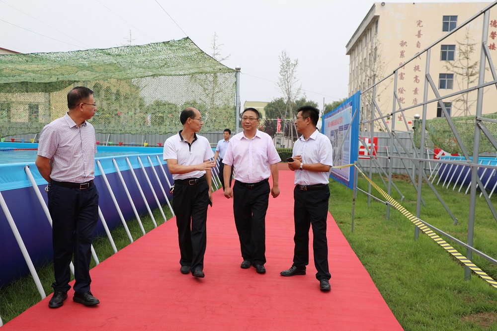 九游体育：连云区教育局领导来我区参观考察(图2)