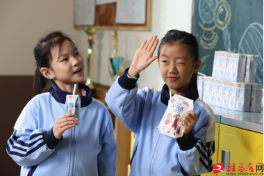 新学期“第一杯奶”：二十五年持续发力 守护学生健康成长(图2)