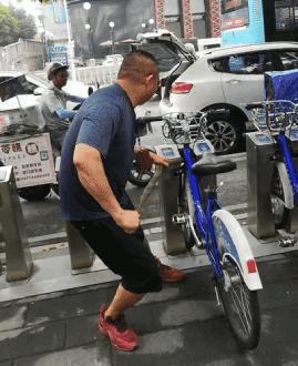 三亚女游客被咬后曾咨询鉴蛇博主“啊宝”本人回应(图2)