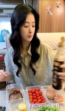 蒋欣晒剧组“减脂盒饭”吐槽：演员卷这事儿我是真的服！(图2)