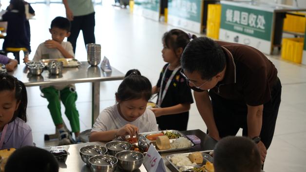 九游官网入口：潍坊市教育局与市场监管部门联合开展开学首日食堂陪餐行动(图2)
