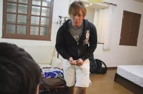 九游app：揭秘男AV背后的心酸史沉浸式体验AV的一天哦(图7)