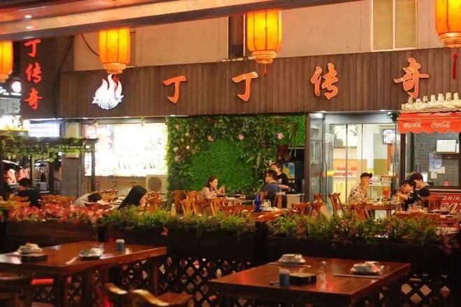 九游体育：中产滤镜破碎上海3元健身房爆火治好了健身房爱跑路的病(图7)