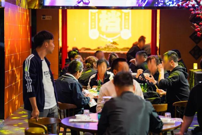 九游体育：中产滤镜破碎上海3元健身房爆火治好了健身房爱跑路的病(图20)