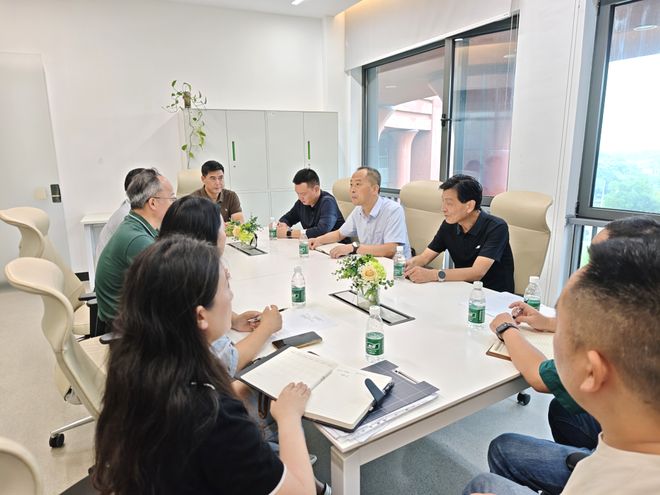 九游app：守护“盘中餐” 不负好“食”光 ——教育部门携手国众食材配送公司开展校园陪餐行动(图3)