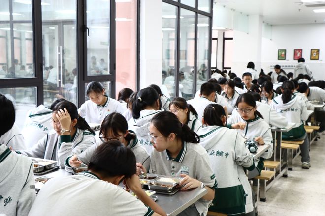 九游app：守护“盘中餐” 不负好“食”光 ——教育部门携手国众食材配送公司开展校园陪餐行动(图4)