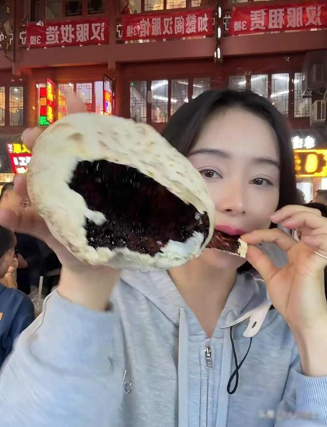 袁姗姗回老家狂吃锅盔坐妈妈电瓶车出门(图2)