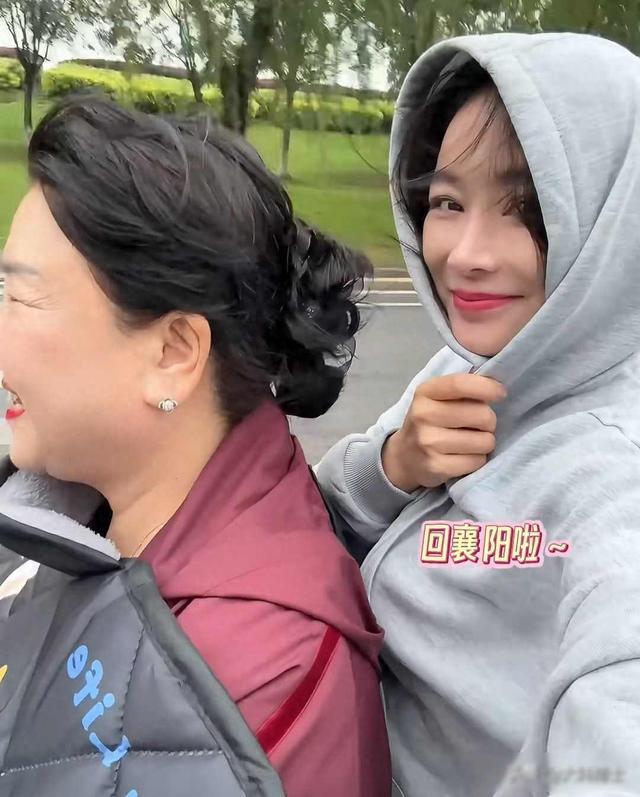 袁姗姗回老家狂吃锅盔坐妈妈电瓶车出门(图5)