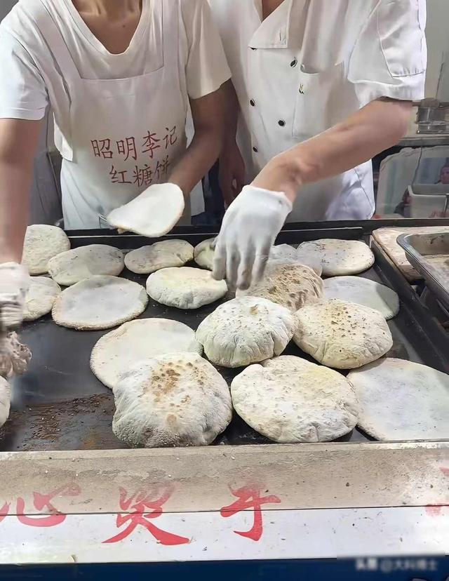 袁姗姗回老家狂吃锅盔坐妈妈电瓶车出门(图3)