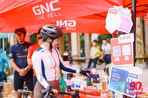 九游官网入口：90 载科学传承：GNC 以城市环游诠释运动营养真谛(图4)