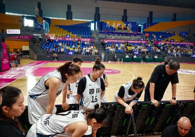 全锦赛：韩旭8中7四川女篮38分大胜武汉 进决赛战江苏冲4连冠(图3)