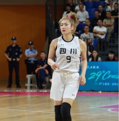 全锦赛：韩旭8中7四川女篮38分大胜武汉 进决赛战江苏冲4连冠(图4)