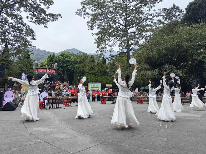 登高问鼎！今天鼎湖山很热闹！(图2)