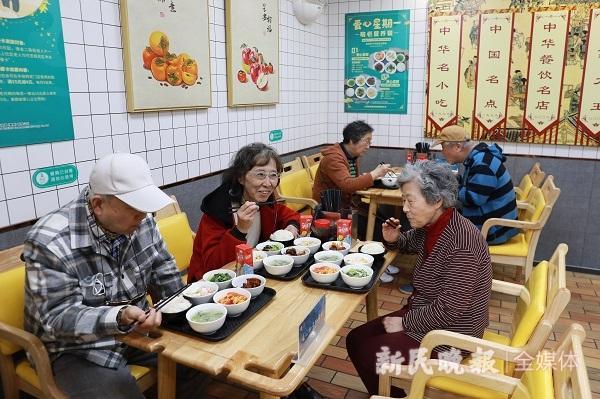 九游体育：让活力老人乐享“多元生活”(图3)