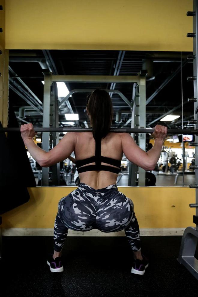 九游app：从护士服到导演椅：欧美女星Kendra Lust的“硬核”人生转型记(图11)