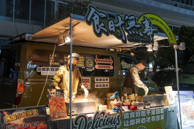 九游app：“四叶草”外面也好玩！进博主场馆“家门口”一场融入进博好物、餐食美酒、文艺展演的集市正在进行中(图6)