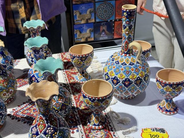 九游app：“四叶草”外面也好玩！进博主场馆“家门口”一场融入进博好物、餐食美酒、文艺展演的集市正在进行中(图3)