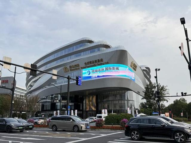 九游app：“四叶草”外面也好玩！进博主场馆“家门口”一场融入进博好物、餐食美酒、文艺展演的集市正在进行中(图1)