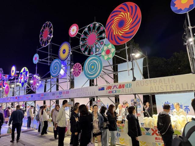 九游app：“四叶草”外面也好玩！进博主场馆“家门口”一场融入进博好物、餐食美酒、文艺展演的集市正在进行中(图2)