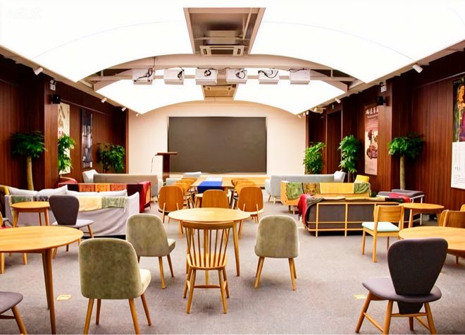 九游app:这个市民“日夜校”教学点餐饮、健身房、空中足球场全都有!(图3)