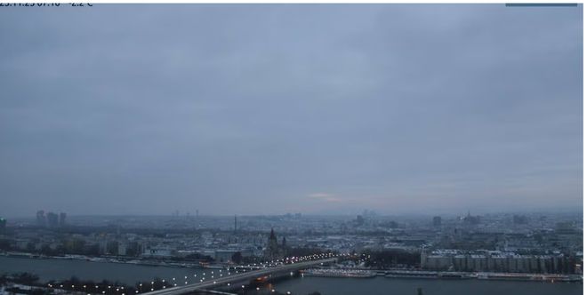 九游app：维也纳初雪落“小雪”街巷轻霭映冬夜(图4)