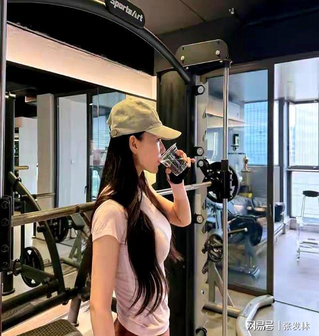 九游体育：张馨予晒健身照细腰翘臀还露真实小肚子何捷这福气捡到宝了(图3)