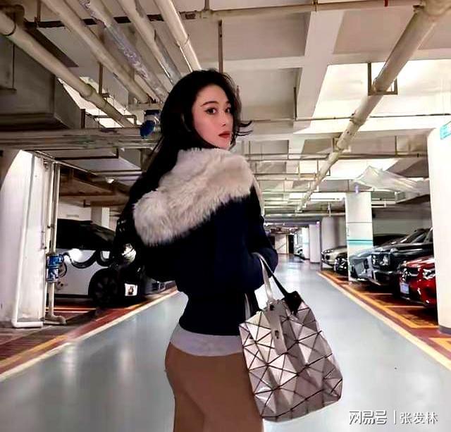 九游体育：张馨予晒健身照细腰翘臀还露真实小肚子何捷这福气捡到宝了(图4)