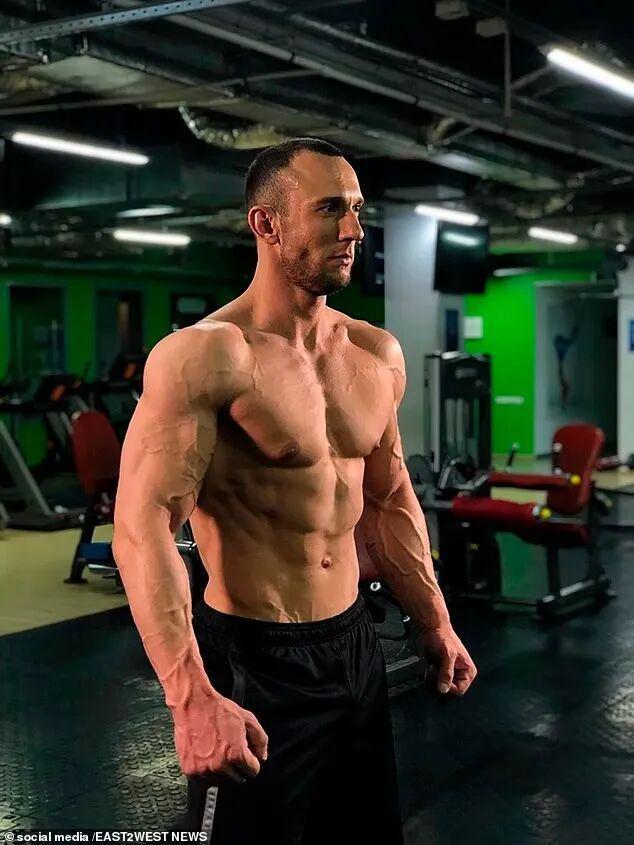 肌肉男挑战每天吃1万大卡再瘦回去！一个月胖26斤可还没等瘦人没了(图2)