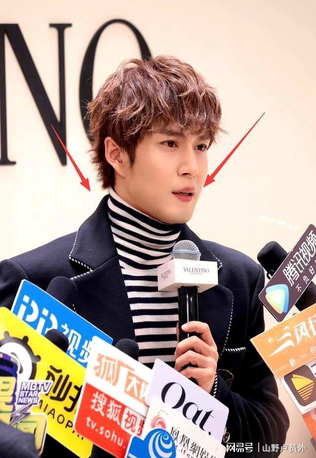 九游app：华伦天奴活动：杨紫暴瘦一大圈直角肩抢镜！韩东君脸肿发福显油腻(图7)