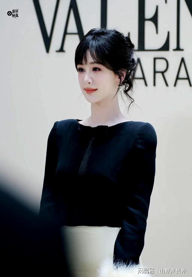 九游app：华伦天奴活动：杨紫暴瘦一大圈直角肩抢镜！韩东君脸肿发福显油腻(图4)