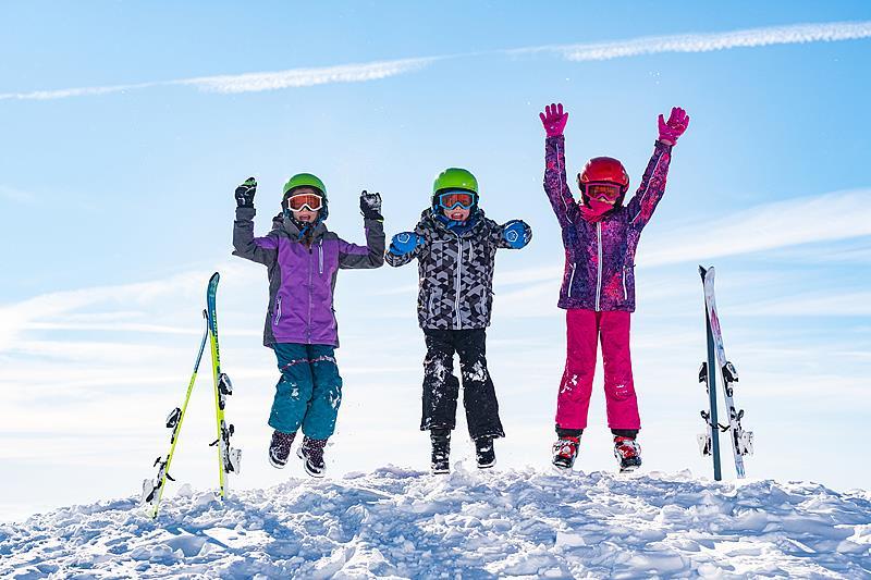 九游app：新雪季开启！新手也能放心冲的滑雪安全指南来了(图6)