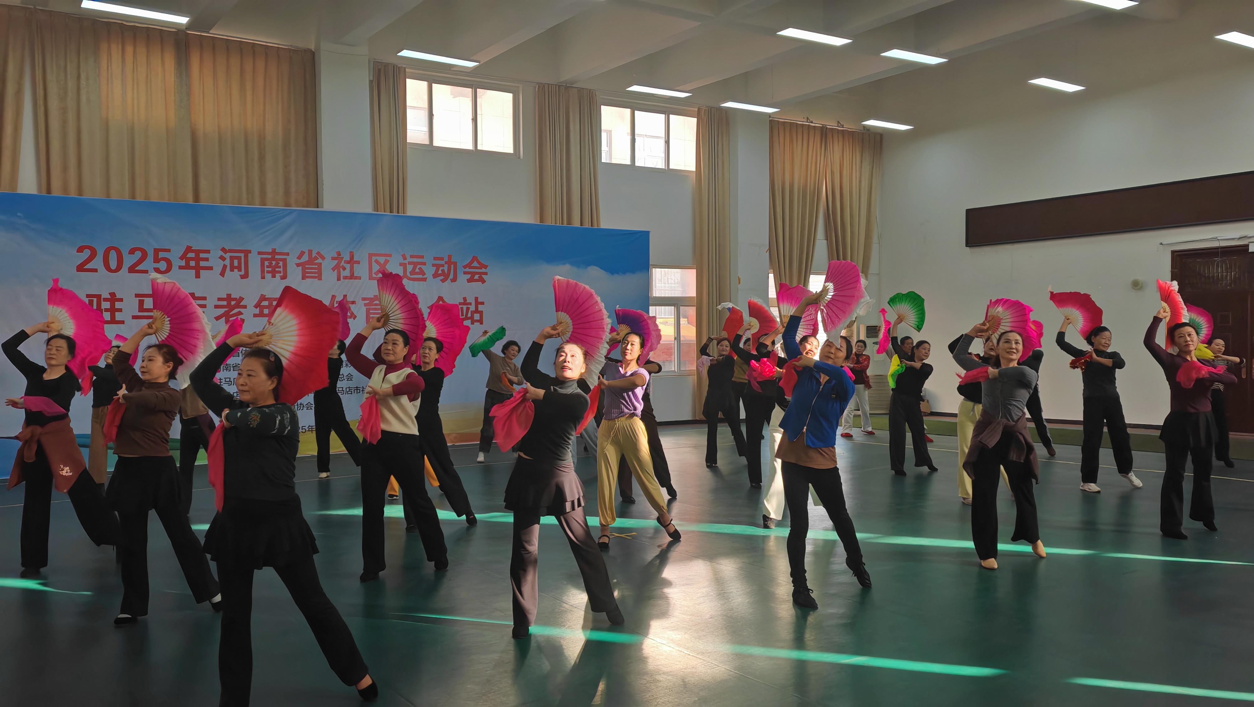 九游app：助力“银龄行动” 助舞银龄风采——驻马店市老年人健身秧歌培训班开班(图3)