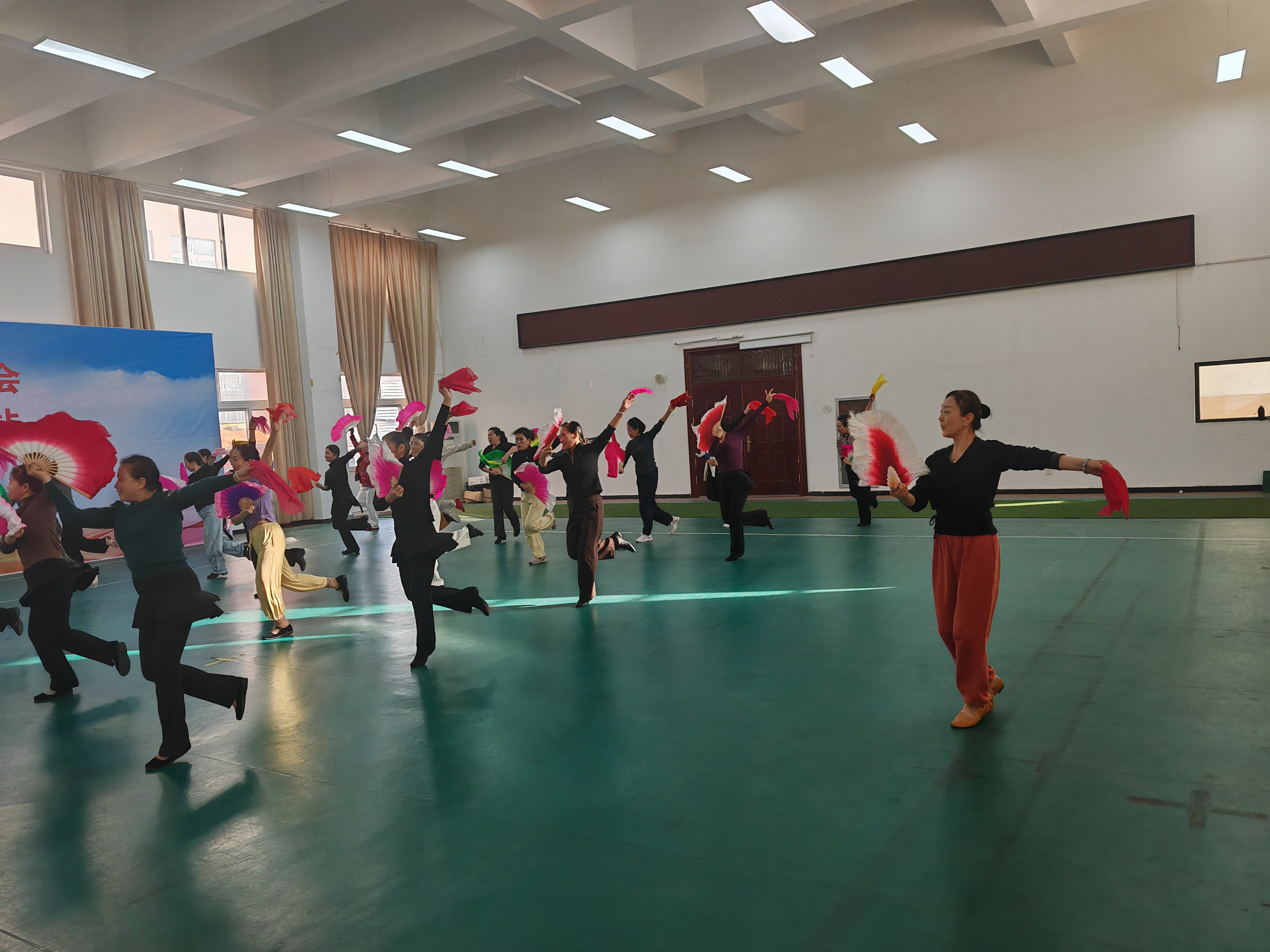 九游app：助力“银龄行动” 助舞银龄风采——驻马店市老年人健身秧歌培训班开班(图4)