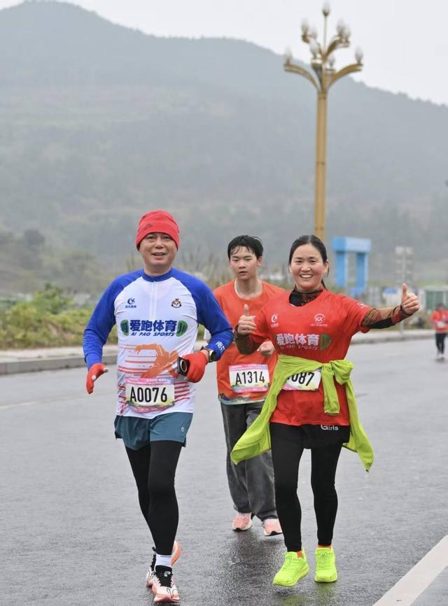 边跑边吃边打卡非遗 四川西充这场全民健身赛事太欢乐！(图3)