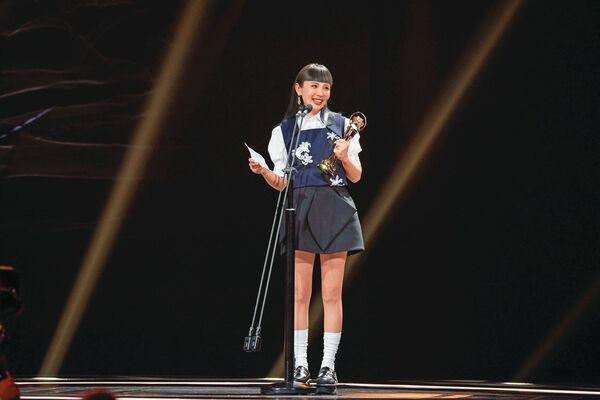 魏如萱小21岁男友回来了！奔信义区0伪装约会「当众亲昵举动全被拍」(图5)