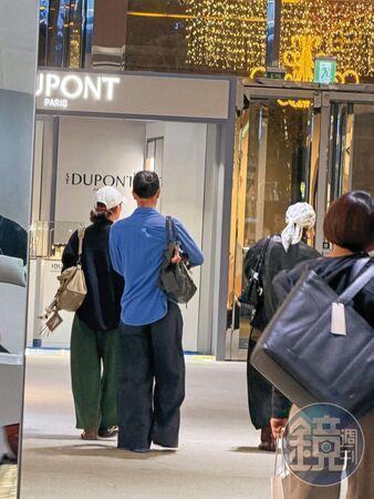 魏如萱小21岁男友回来了！奔信义区0伪装约会「当众亲昵举动全被拍」(图4)