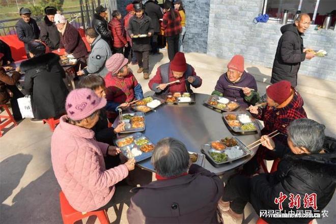 四川阆中：乡村大食堂免费为老人提供饭食和棋牌娱乐(图3)