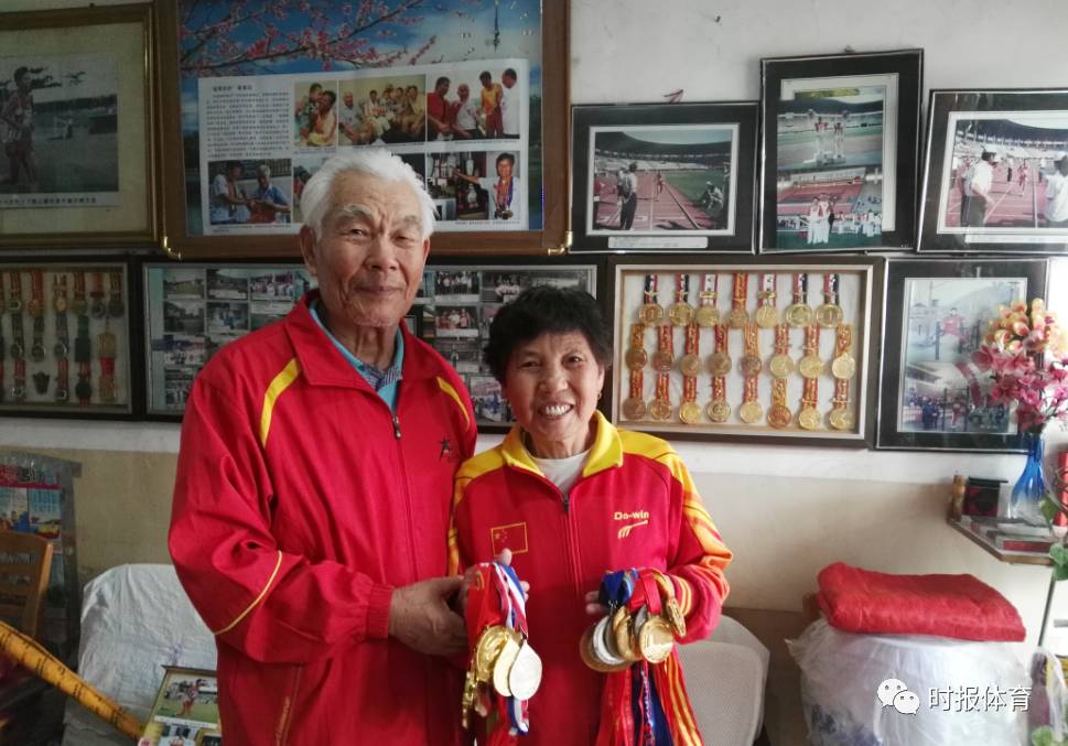 九游官网入口：我身边的健身达人 拿了119枚金牌的济南“冠军奶奶”分享跑步“秘诀”：年轻人要注意脚步 老年人要跑得舒服(图2)