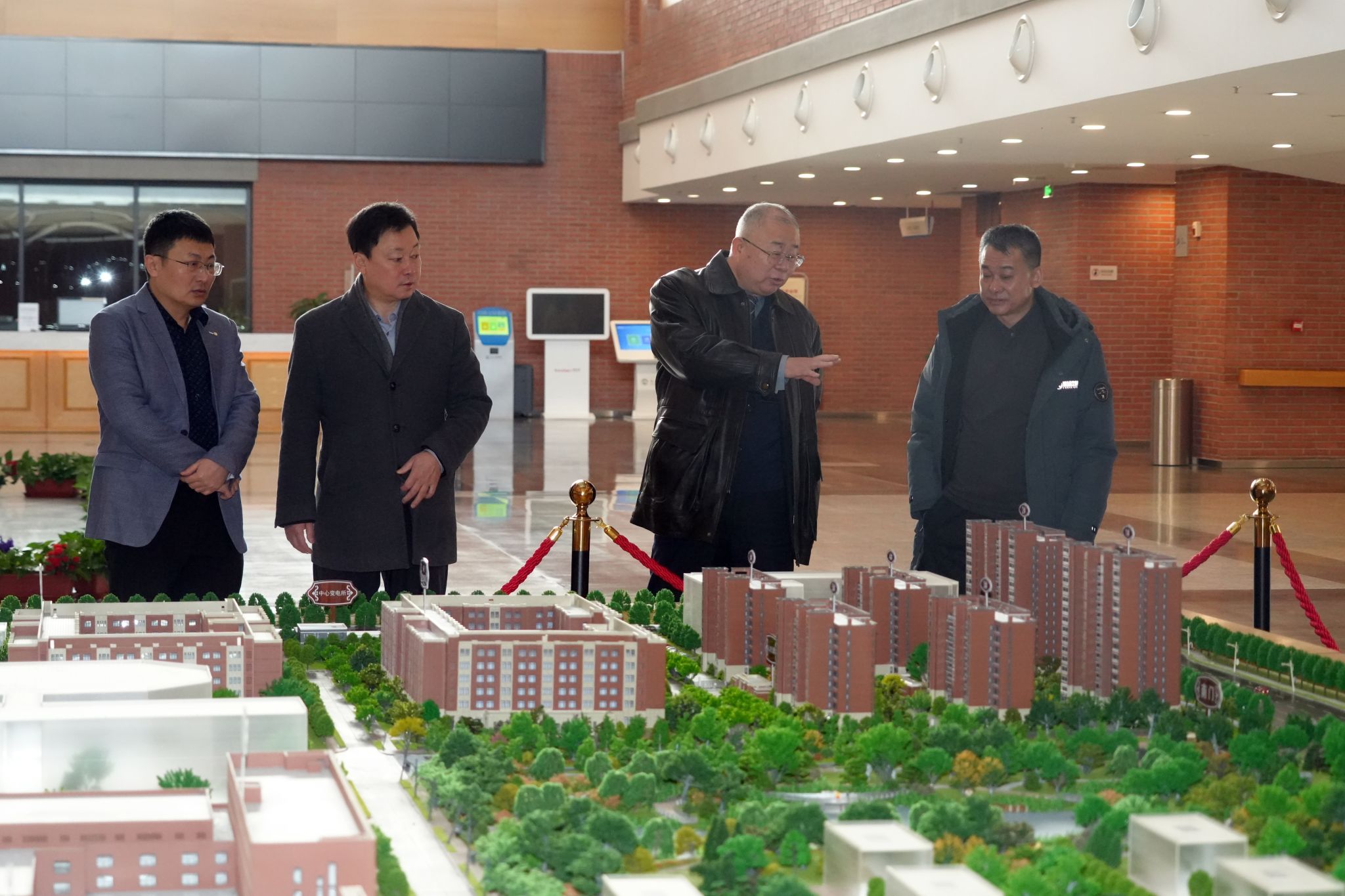 校领导检查2026年春季学期开学工作(图11)