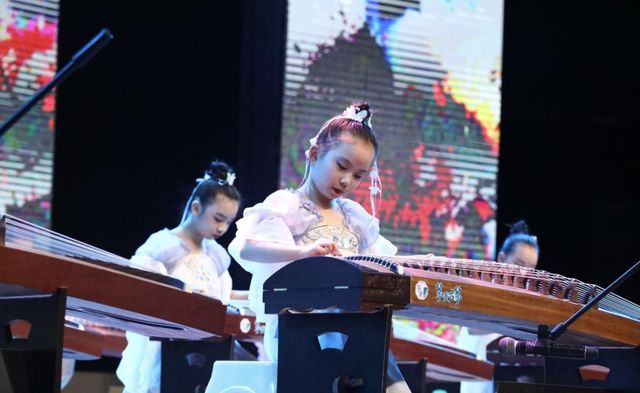 九游体育：香江水岸成龙成章学校中西融合12班贺梓溪同学的多维成长之旅(图3)